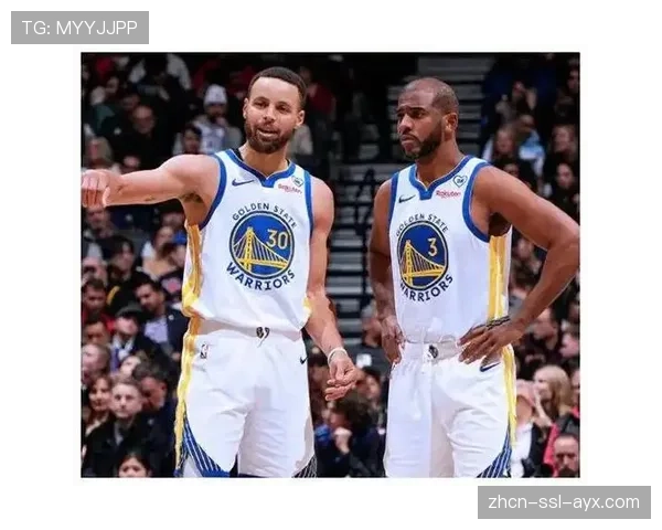 终场哨响瞬间：库里与保罗拥抱，勇士附加赛晋级后的释然